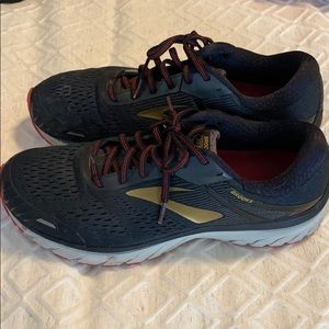 Brooks GTS 18 running shoes